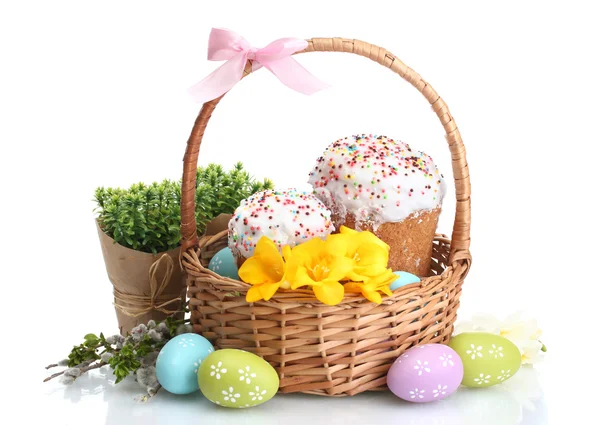 Όμορφο Πάσχα κέικ, πολύχρωμα αυγά στο καλάθι και λουλούδια που απομονώνονται σε λευκό — Φωτογραφία Αρχείου