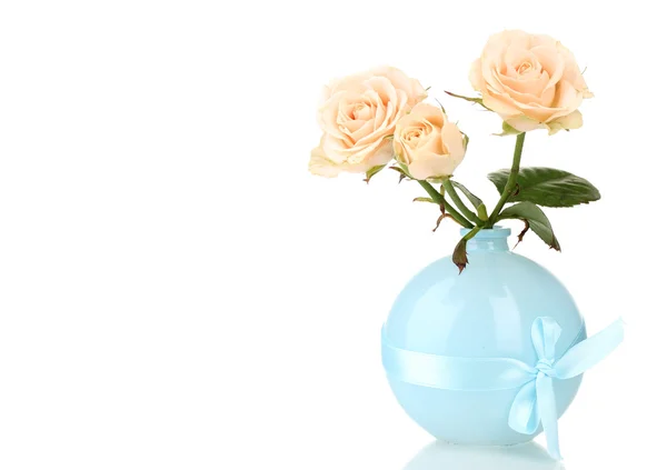 Güzel güller Vazoda beyaz izole — Stok fotoğraf