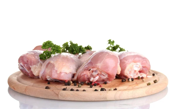 Baquetas de frango cru com salsa na tábua de corte isolada em branco — Fotografia de Stock