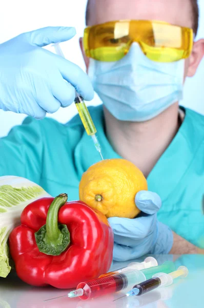 Cientista que injeta OGM no limão — Fotografia de Stock
