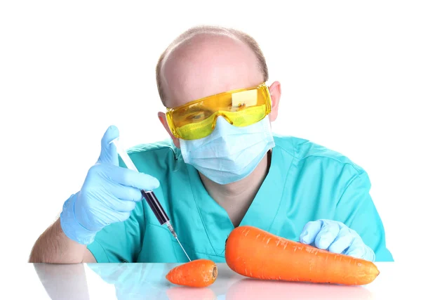 Scientist injecting GMO into the carrot — Stock Photo, Image