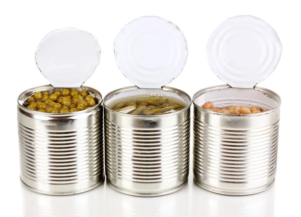 Boîtes de conserve ouvertes de haricots, haricots et petits pois isolés sur blanc — Photo