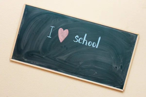 Jag älskar skolan - skriven i färgglada krita på svarta tavlan — Stockfoto