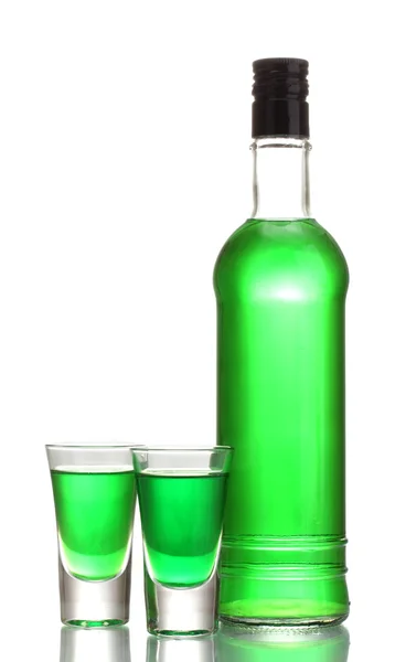 Butelki i dwie szklanki absyntu na białym tle — Zdjęcie stockowe