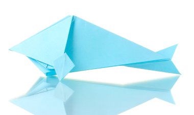 Origami balık mavi kağıt üzerinde beyaz izole