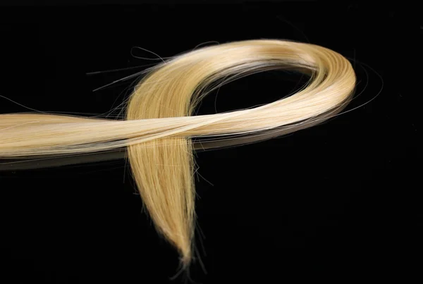 黒に分離された光沢のあるブロンドの髪 — ストック写真