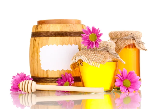 Süßer Honig in Gläsern und Fässern mit Nieselregen isoliert auf weiß — Stockfoto
