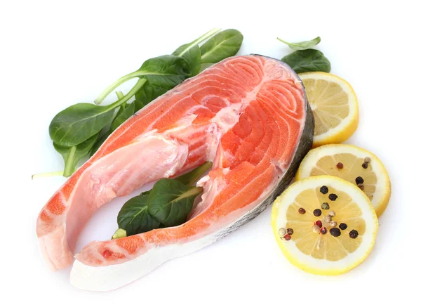Červené ryby s citronem, zelené listy a pepř izolovaných na bílém — Stock fotografie