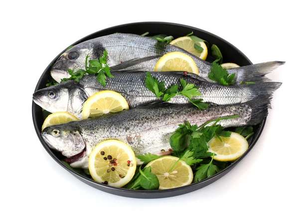 Čerstvé ryby s citronem, petržel a pepř na desce izolovaných na bílém — Stock fotografie