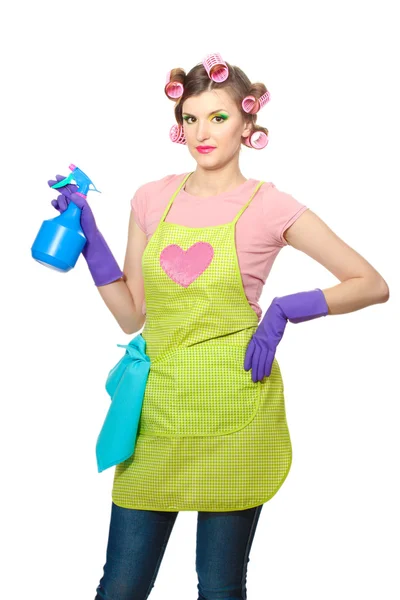 Mooie jonge huisvrouw met doek, spray en handschoenen geïsoleerd op wit — Stockfoto