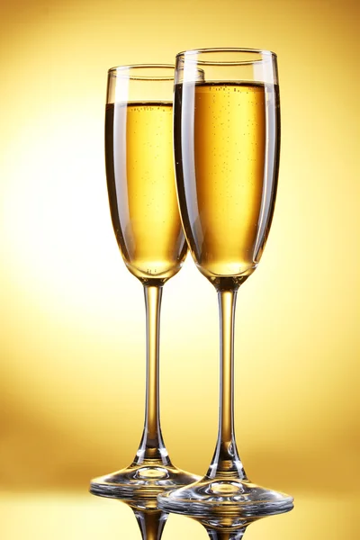 Okulary szampana na żółtym tle — Zdjęcie stockowe