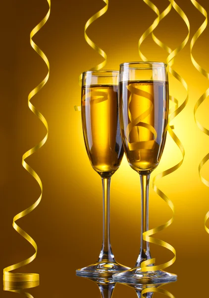 Bardak şampanya ve Sarı zemin üzerine flama — Stok fotoğraf