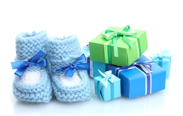 Piękne prezenty i trzewiki dziecka na białym tle — Zdjęcie stockowe