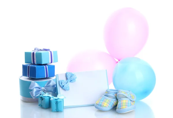 Bellissimi regali, stivaletti da bambino, cartolina bianca e palloncini isolati su bianco — Foto Stock