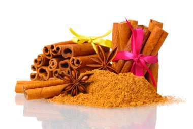 Tarçın, toz ve üzerinde beyaz izole anason