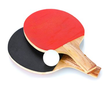 Ping-pong raketleri ve topu, beyaz üzerine izole edilmiş.