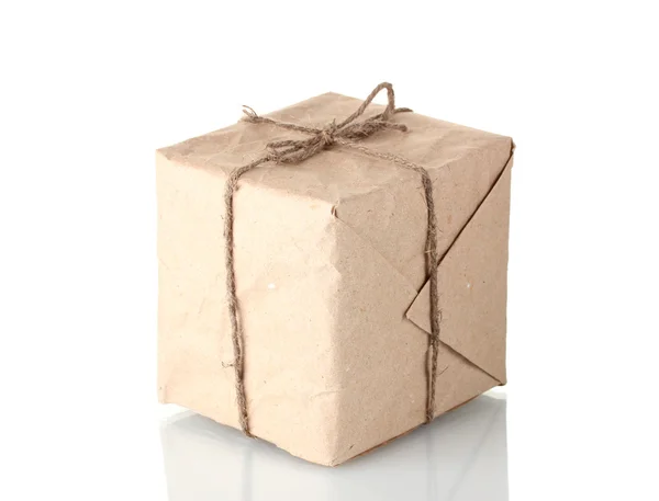 Pequeño paquete envuelto en papel marrón atado con cordel aislado en blanco — Foto de Stock