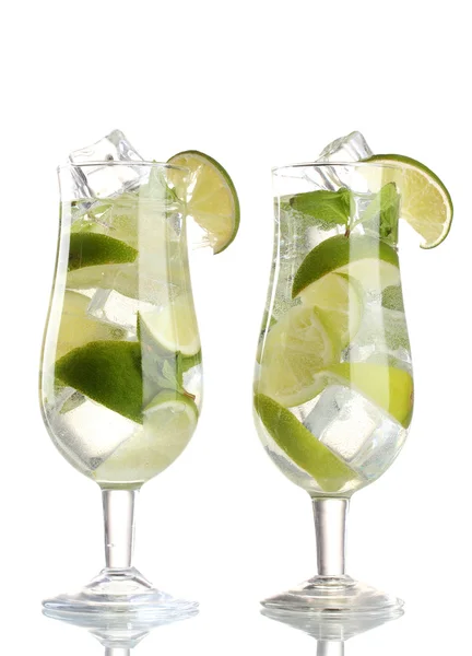 Bicchieri di cocktail con lime e menta isolati su bianco — Foto Stock