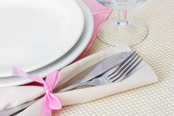 用叉子、刀片、盘子和餐巾布置餐桌 — 图库照片