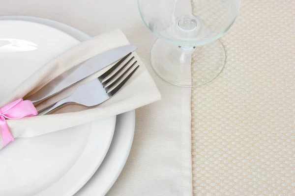 Set de table avec fourchette, couteau, assiettes et verre — Photo