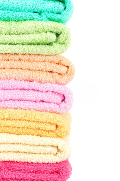 Bunte Handtücher isoliert auf weiß — Stockfoto