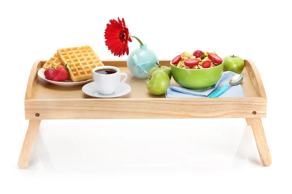 Легкий завтрак на деревянном подносе изолирован на белом — стоковое фото