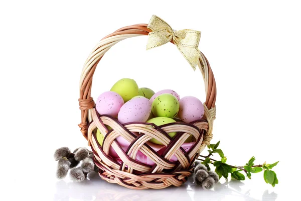 Cesta con huevos de Pascua y ramitas de sauce-coño aisladas en blanco — Foto de Stock