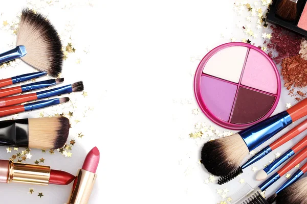 Make-up-Pinsel im Halter und Kosmetika isoliert auf weiß — Stockfoto