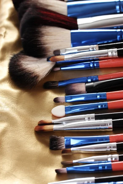 Set de pinceaux de maquillage en cuir doré close up — Photo