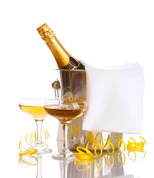 Champagneflaska i hink med is och glas champagne, isolerad på vit — Stockfoto