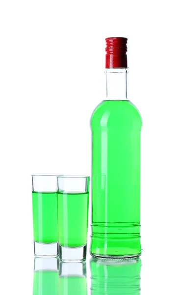 Garrafa e dois copos de absinto isolado em branco — Fotografia de Stock