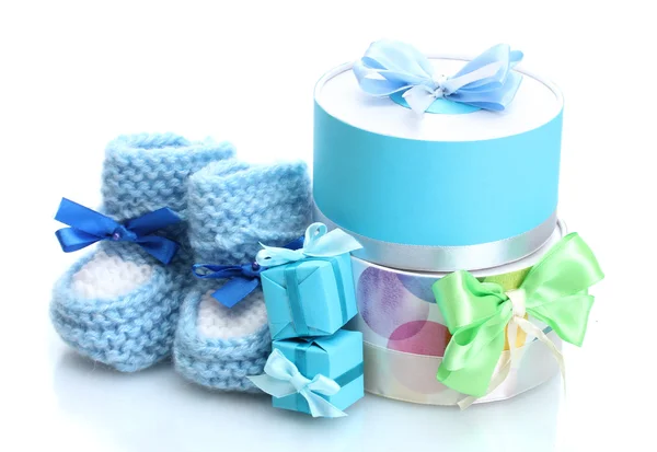Prachtige cadeaus en baby's bootees geïsoleerd op wit — Stockfoto
