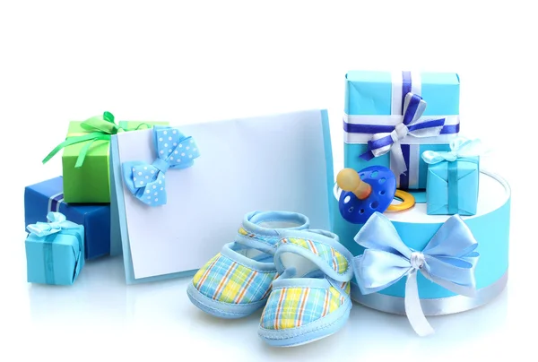 Hermosos regalos, bootees de bebé, postal en blanco y maniquí aislado en blanco — Foto de Stock