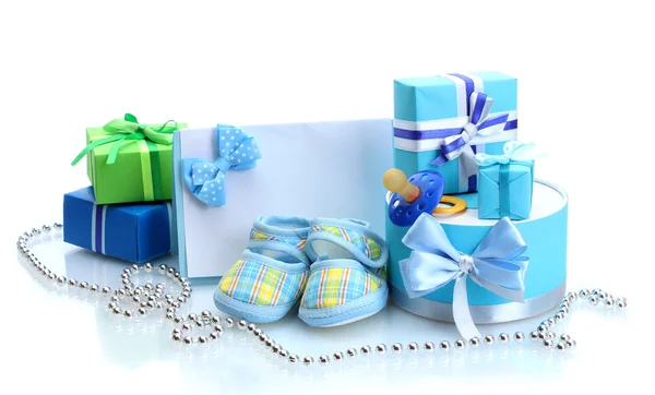 Schöne Geschenke, Babystiefel, leere Postkarte und Schnuller isoliert auf weiß — Stockfoto