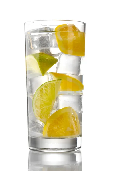 Kalte frische Limonade isoliert auf weiß — Stockfoto