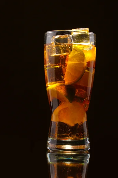 Mrożona herbata z cytryną i wapna na czarnym tle — Zdjęcie stockowe