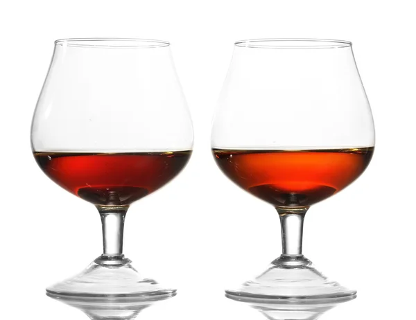 Deux verres de cognac isolés sur blanc — Photo