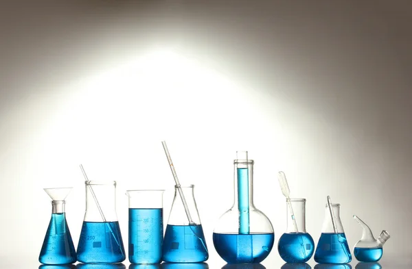 Tubos de ensaio com líquido azul, isolados a branco — Fotografia de Stock