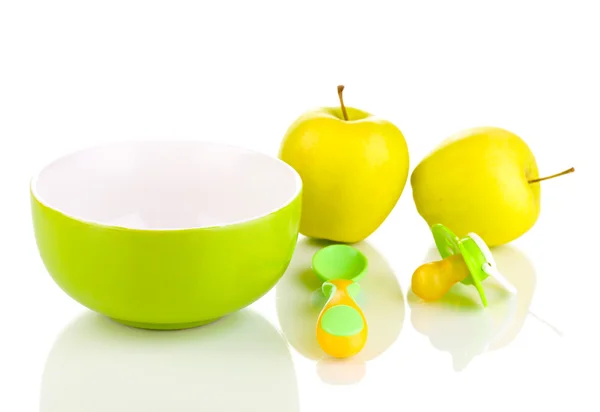Piatto bambino e cucchiaio con mele e manichino del bambino isolato su bianco — Foto Stock