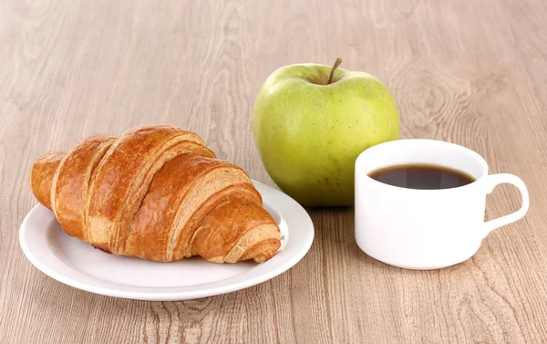 Klasik kahvaltı. kahve ve kruvasan — Stok fotoğraf