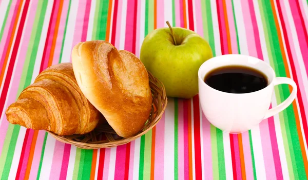 Classical breakfast. Coffee with bun and croissant — Stock Photo, Image