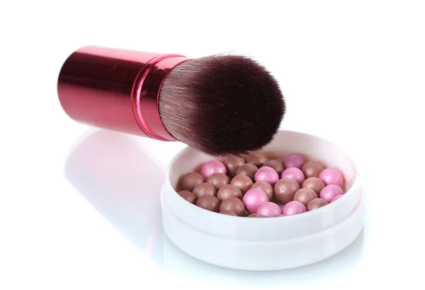 Cepillo rojo para maquillaje con bolas de polvo aisladas en blanco —  Fotos de Stock