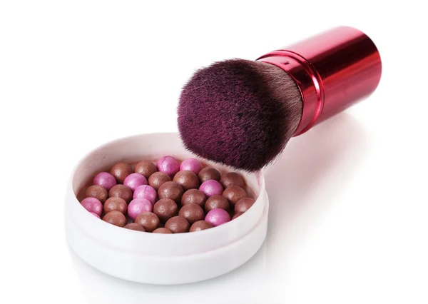 Rode borstel voor make-up met poeder ballen geïsoleerd op wit — Stockfoto