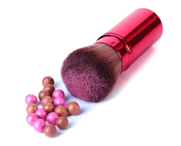 Escova vermelha para maquiagem com bolas de pó isoladas em branco — Fotografia de Stock