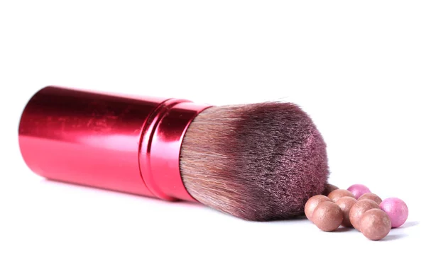 Červený kartáč pro make-up s míčky prášek izolované na bílém — Stock fotografie