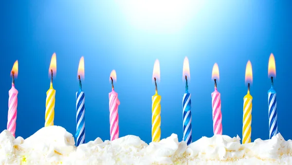 Belle candele di compleanno su sfondo blu — Foto Stock