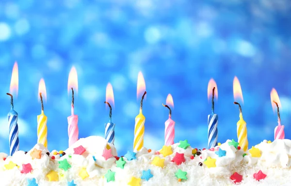 青色の背景に美しい誕生日の蝋燭 — ストック写真