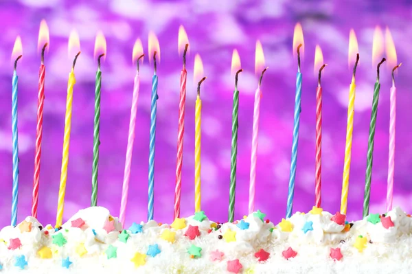 Belle candele di compleanno su sfondo viola — Foto Stock