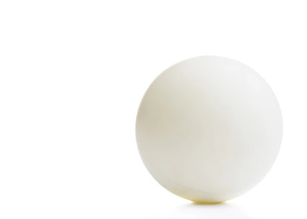 Μπάλα πινγκ-πονγκ απομονωμένη σε λευκό — Φωτογραφία Αρχείου