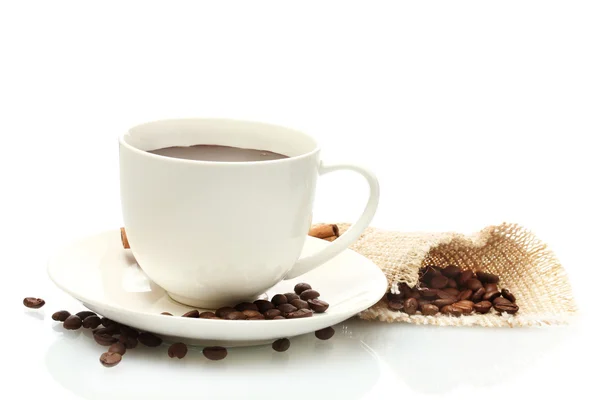 Tasse de café et haricots isolés sur blanc — Photo